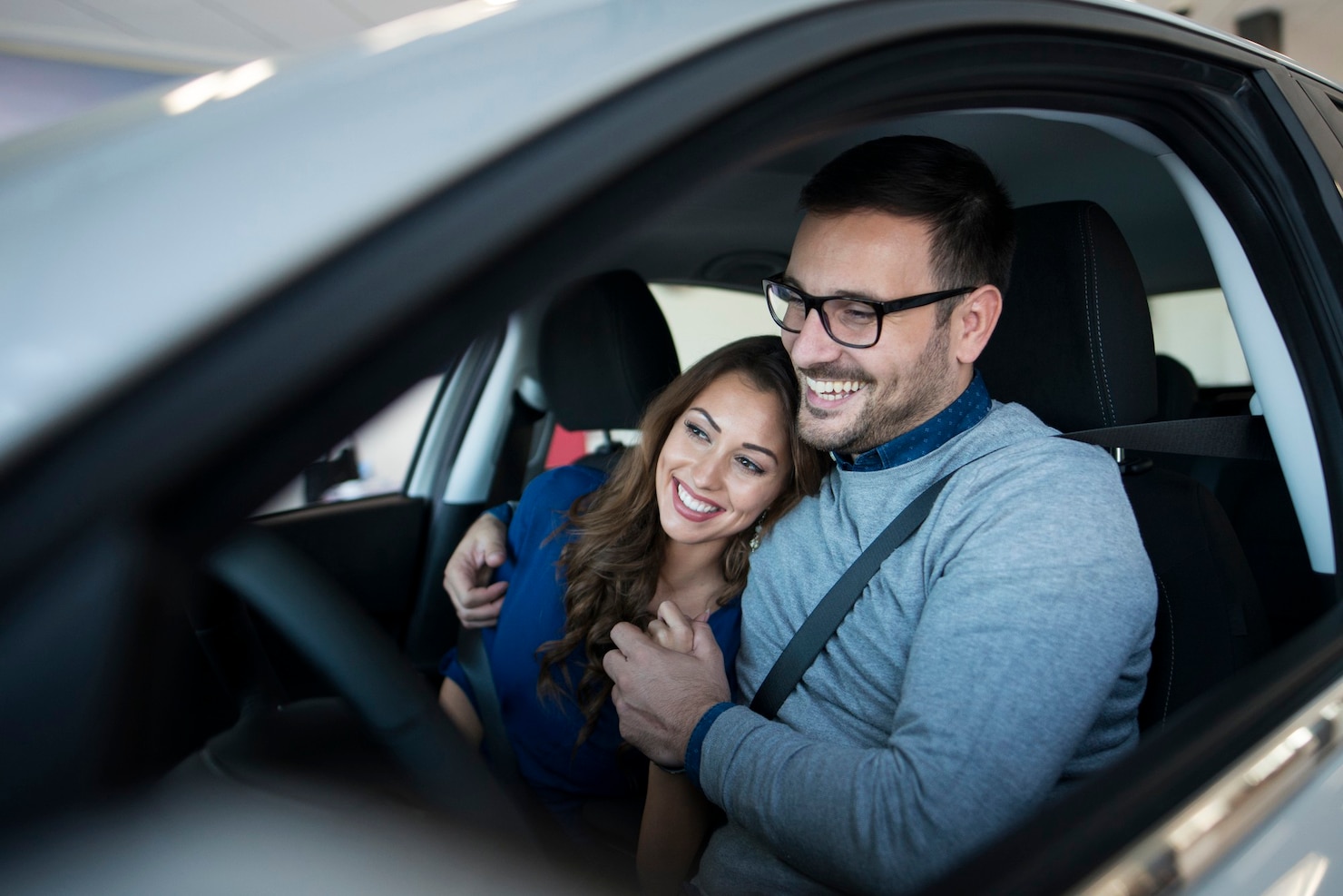 feliz pareja joven disfrutando su coche nuevo 342744 745